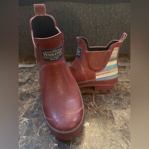 Pendleton. Bridger Stripe Chelsea Rain boot. Maroon. Size 6.
